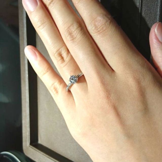 【TRECENTI(トレセンテ)の口コミ】 色々なデザインの指輪があり迷いましたが、結婚指輪との重ね付けを考慮し…