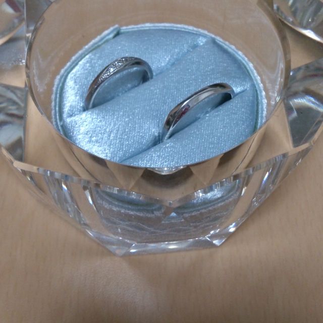 【LOVE=Platinumの口コミ】 ダイヤの入っている指輪を探していました。少しカーブがついているのと真…