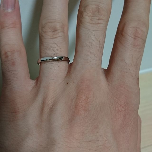 【ROYAL ASSCHER(ロイヤル・アッシャー)の口コミ】 通常の指輪だとシンプルになりすぎてしまい、シンプルだけどデザイン性が…