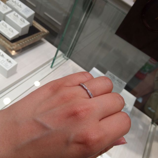 【A・D・A(エー・ディー・エー)の口コミ】 種類が豊富でした。
漠然と『結婚指輪はエタニティリングがいい！！』と思…