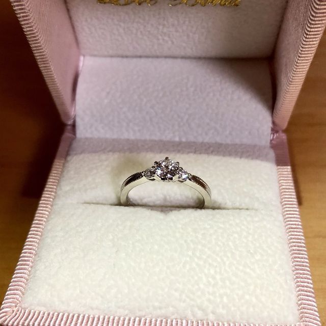 【Love Bond(ラブボンド)の口コミ】 リボンを結んだような中心を絞った形と、ミル打ちのデザインがとてもかわ…