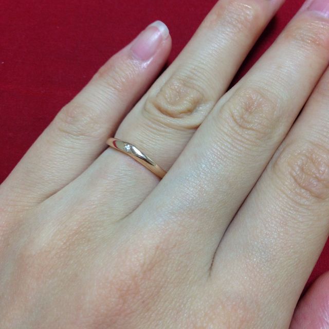 【4℃ BRIDAL(ヨンドシーブライダル)の口コミ】 出来るだけ安価の指輪を探しておりました。
こちらの指輪はダイヤは小さめ…