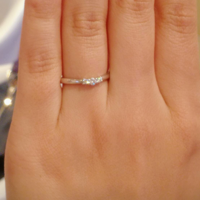 【アンジェリックフォセッテ(Angelique Fossette)の口コミ】 すっごい可愛い‼
細身のユルいUの形のリングで
指がほっそり見えます。
肉…