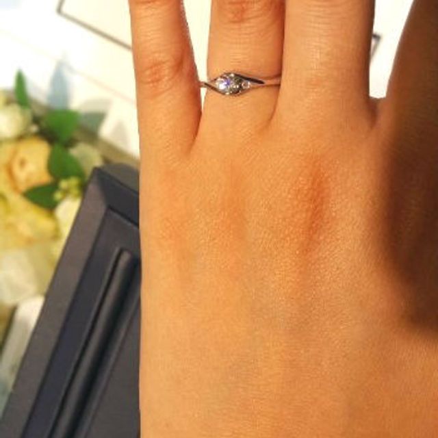 【ROYAL ASSCHER(ロイヤル・アッシャー)の口コミ】 ブリリアントカットの婚約指輪を探しており、実際に試着してみてこの指輪…