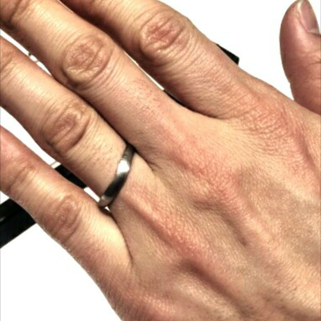 【俄(にわか)の口コミ】 こちらの指輪は長閑で、光沢のあるデザインとくすんだデザインとで悩みま…