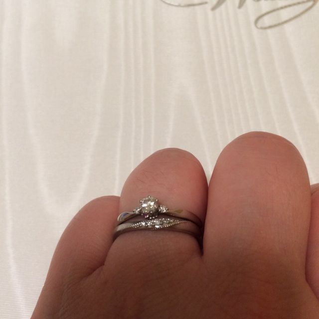 【組曲ジュエリーの口コミ】 まず指が太めなのでスッキリ見えるデザインを選んで頂きました。結婚指輪…