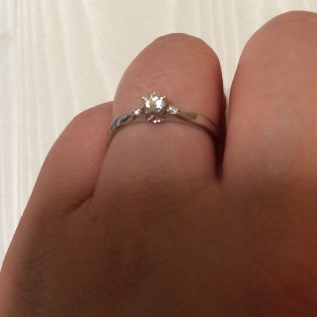 【組曲ジュエリーの口コミ】 まず指が太めなのでスッキリ見えるデザインを選んで頂きました。結婚指輪…