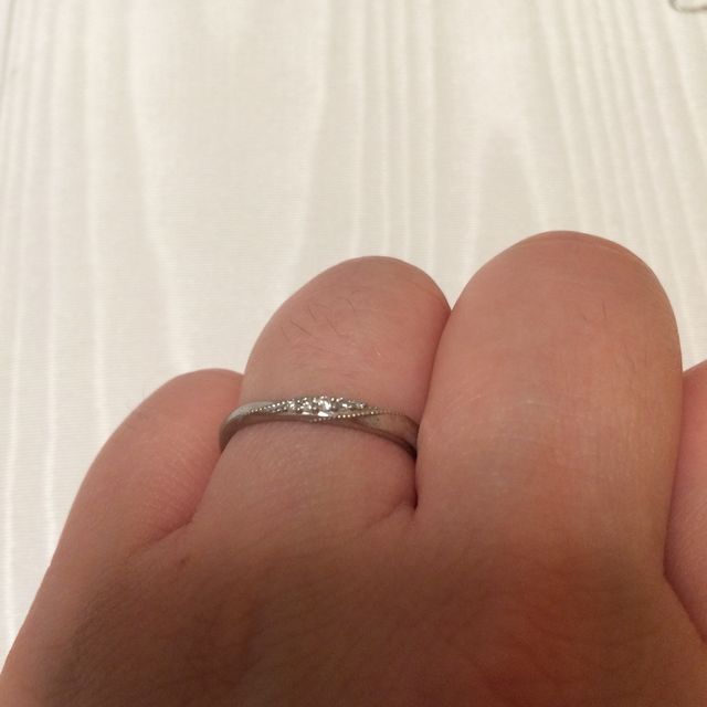 【組曲ジュエリーの口コミ】 まず指が太めなのでスッキリ見えるデザインを選んで頂きました。結婚指輪…