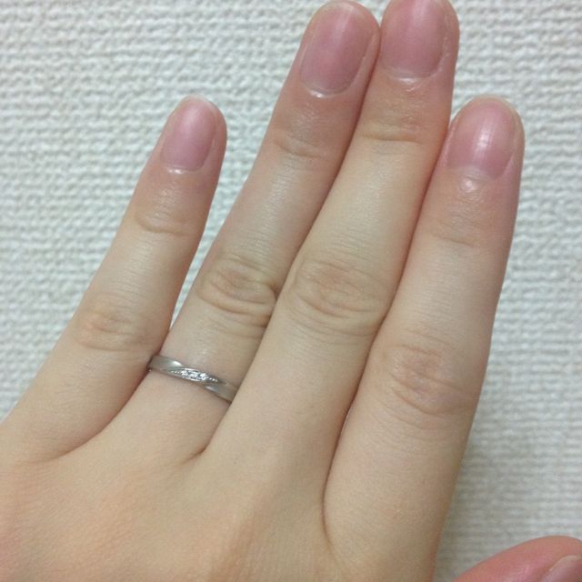 【CHARMY(チャーミー)の口コミ】 自分も主人も左利きのため、できるだけさりげないデザインの指輪を探しま…