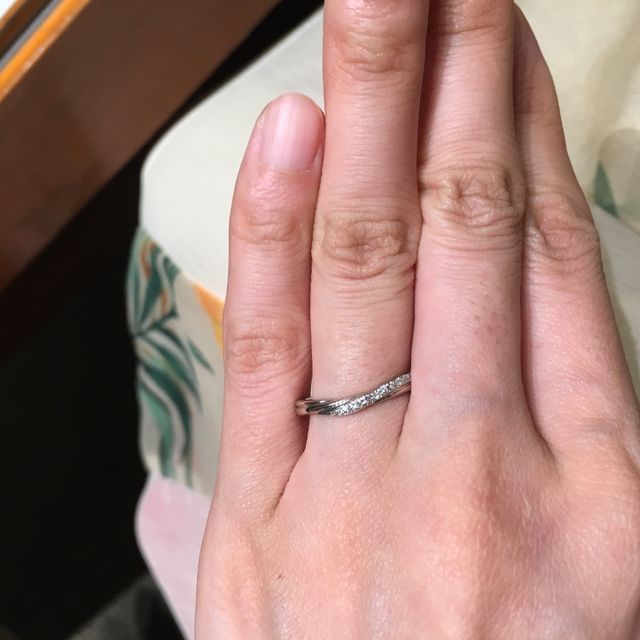 【銀座ダイヤモンドシライシの口コミ】 指輪の種類が多くて、ストレート、ブイライン、ウェーブから満遍なくオス…