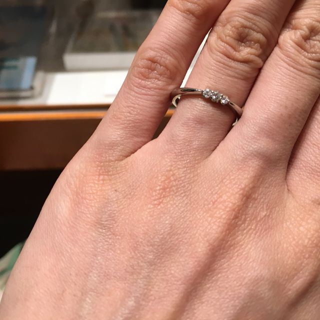 【銀座ダイヤモンドシライシの口コミ】 指輪の種類が多くて、ストレート、ブイライン、ウェーブから満遍なくオス…
