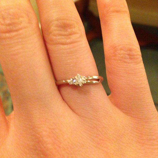 【アイプリモ(I-PRIMO)の口コミ】 夫からプロポーズの際に貰いました。内側に小さなピンクダイヤモンドがと…