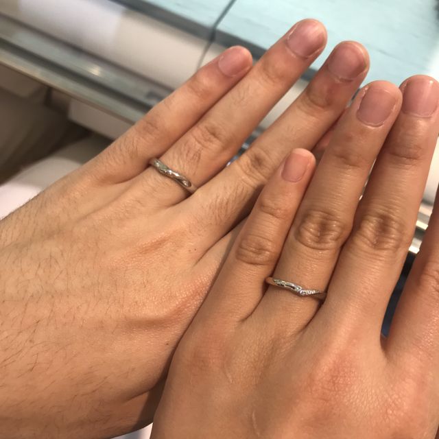 【GALA JEWELRY(ガラジュエリー)の口コミ】 ゆるやかなねじりの入ったデザインが気に入り、さりげない可愛さとダイヤ…