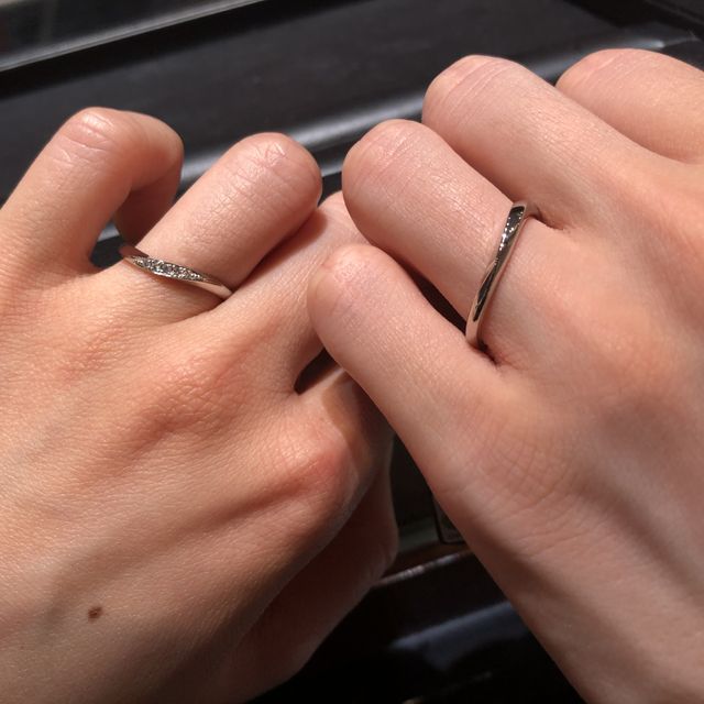 【ラザール ダイヤモンド(LAZARE DIAMOND)の口コミ】 ダイヤモンドが綺麗でした。ウェーブ上にダイヤが何石か付いているので、…