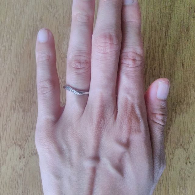 【Pink Dolphin Diamond(ピンクドルフィンダイヤモンド)の口コミ】 ピンクのダイヤが気に入って購入しました。
指輪の内側にイルカが刻印され…