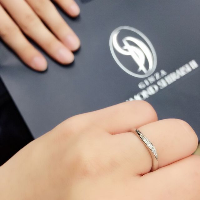 【銀座ダイヤモンドシライシの口コミ】 長く使うものなので飽きの来ないシンプルなデザインで、一生輝きが変わら…