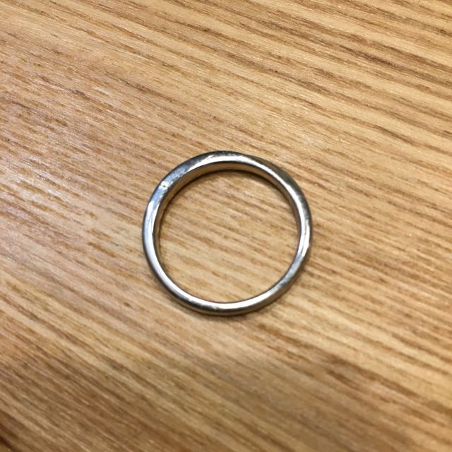 【銀座ダイヤモンドシライシの口コミ】 デザインが綺麗だったので、購入を決めました。

ストレートの指輪のデザ…