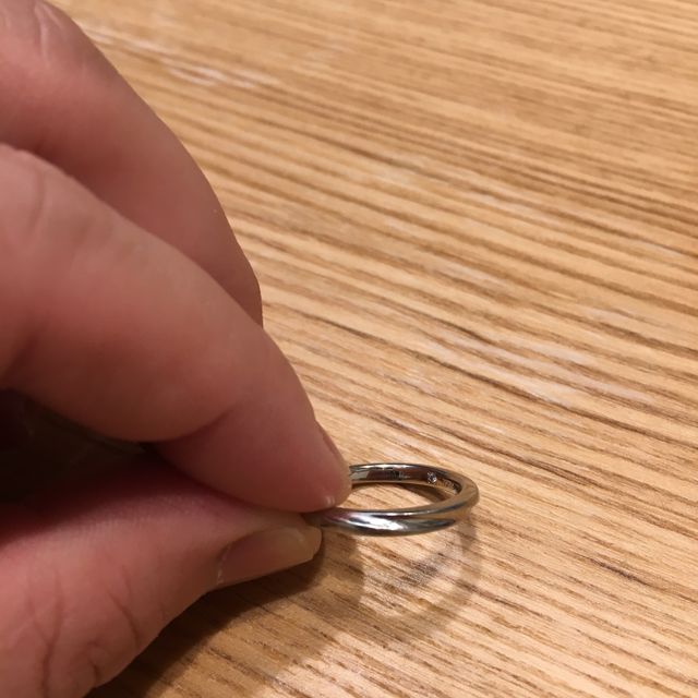 【銀座ダイヤモンドシライシの口コミ】 デザインが綺麗だったので、購入を決めました。

ストレートの指輪のデザ…