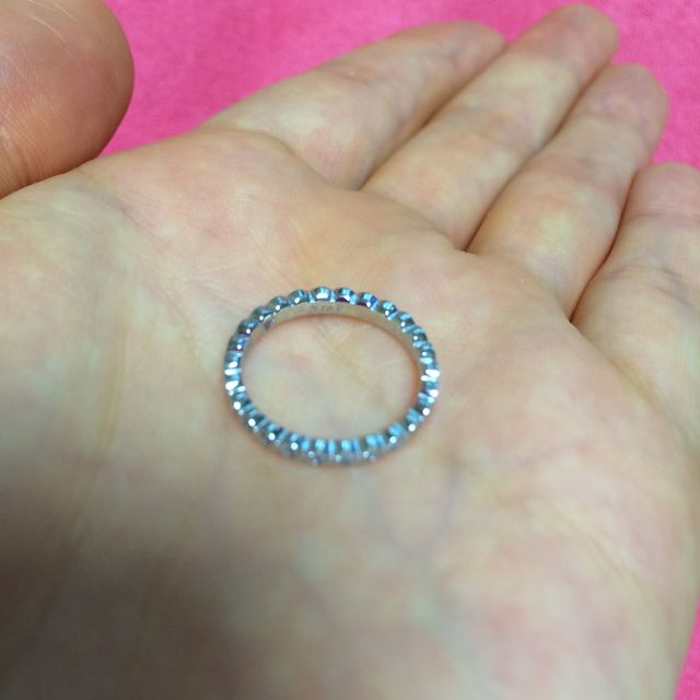 【アイプリモ(I-PRIMO)の口コミ】 細身なのに凝ったデザインをしています。手の平側から見ても可愛いデザイ…