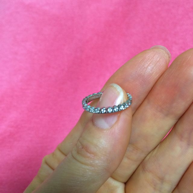 【アイプリモ(I-PRIMO)の口コミ】 細身なのに凝ったデザインをしています。手の平側から見ても可愛いデザイ…