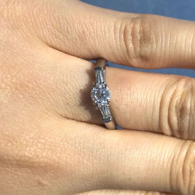 【銀座ダイヤモンドシライシの口コミ】 中央のダイヤが大きめでシンプルなラインの指輪を探していましたが、こち…