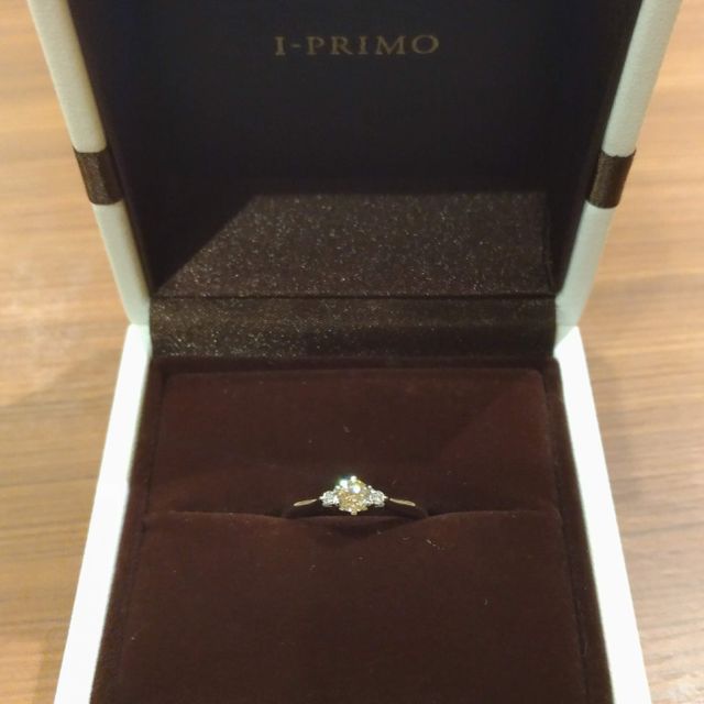 【アイプリモ(I-PRIMO)の口コミ】 横から見るとハート型に見えるデザインがとても気に入りました。
横から光…