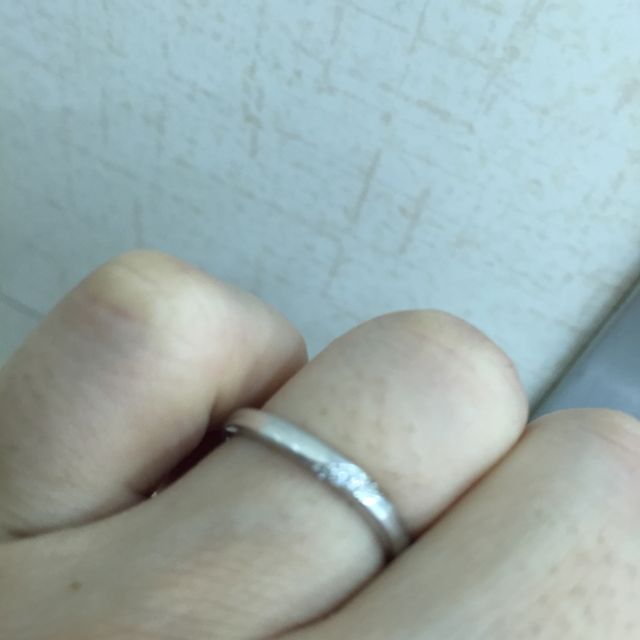 【アイプリモ(I-PRIMO)の口コミ】 シンプルですが、よく見ると斜めにダイヤモンドが5個埋め込まれているオシ…