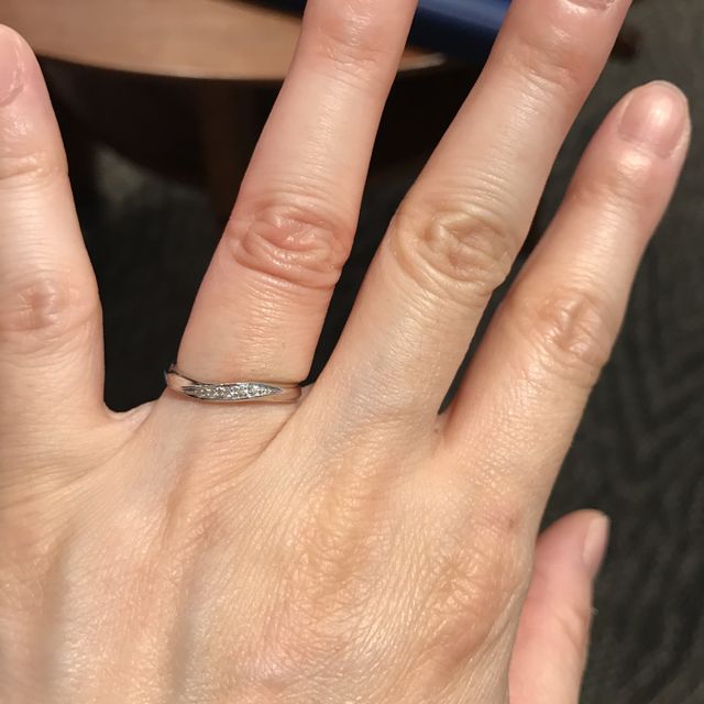 【銀座ダイヤモンドシライシの口コミ】 シンプルなデザインの指輪だけれどダイヤモンドの存在もさりげなく、でも…