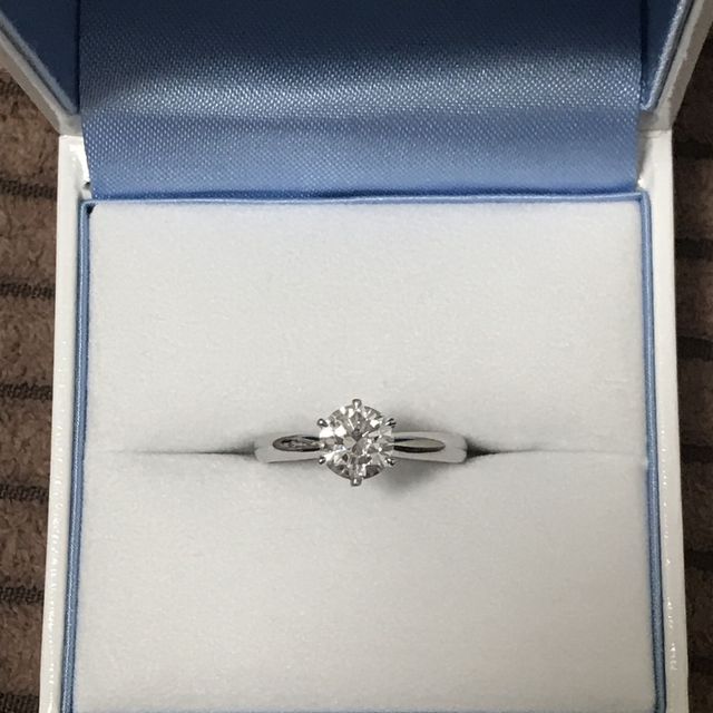 【GALA JEWELRY(ガラジュエリー)の口コミ】 最初はブランドの指輪を見てましたが、
予算内だとかなり小さいダイヤだっ…