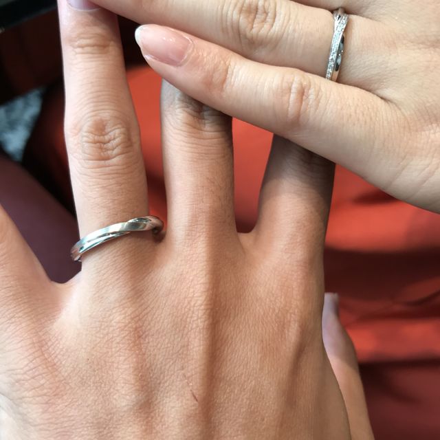 【エクセルコダイヤモンド(EXELCO DIAMOND)の口コミ】 右肩上がりに入っているダイヤが、縁起が良いとされているそうです。
また…