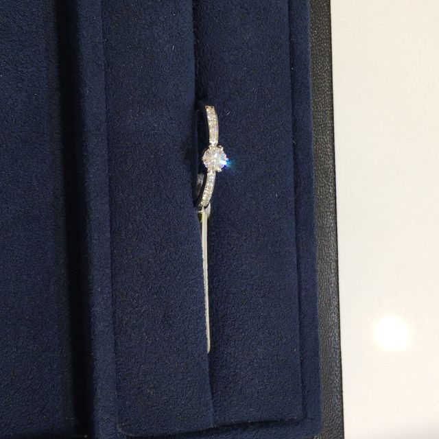 【4℃ BRIDAL(ヨンドシーブライダル)の口コミ】 王冠のようになっていてとてもかわいかったです。ダイヤの質もバリエーシ…