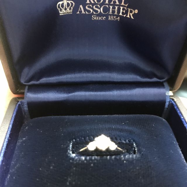 【ROYAL ASSCHER(ロイヤル・アッシャー)の口コミ】 ダイヤモンドの質について知識がなかったのでネットなどで調べ、ラザール…