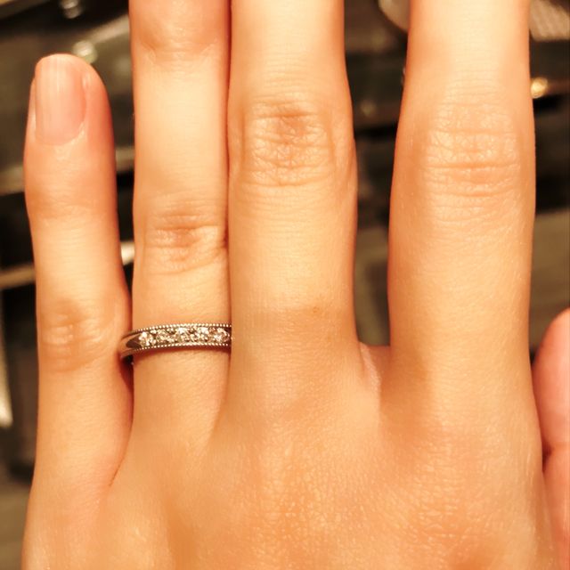 【モニッケンダム(MONNICKENDAM)の口コミ】 ミル打ちでアンティークな感じが可愛いです。メレダイヤがとても綺麗で5つ…