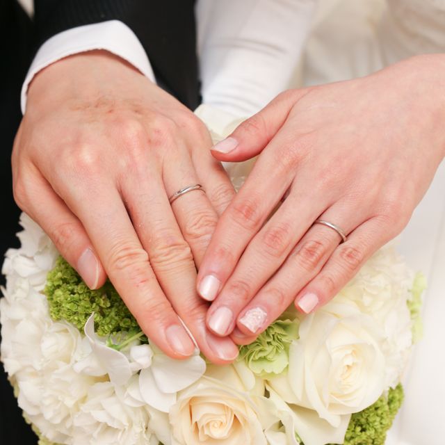 【4℃ BRIDAL(ヨンドシーブライダル)の口コミ】 私は指が短いので、指輪には細身でウェーブラインのものが指の短所をカバ…