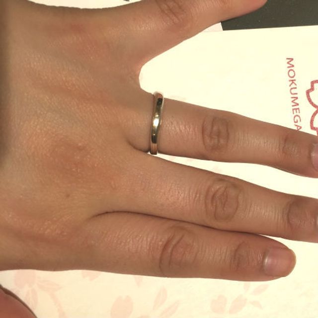 【杢目金屋(もくめがねや)の口コミ】 ラインの木目が美しい指輪です。デザイン自体はシンプルですが、その分金…
