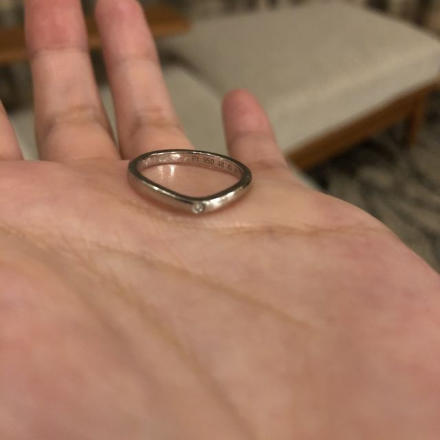 【カルティエ(Cartier)の口コミ】 男性、女性ともにVラインでとても綺麗です。
女性の指輪は小さなダイヤが3…