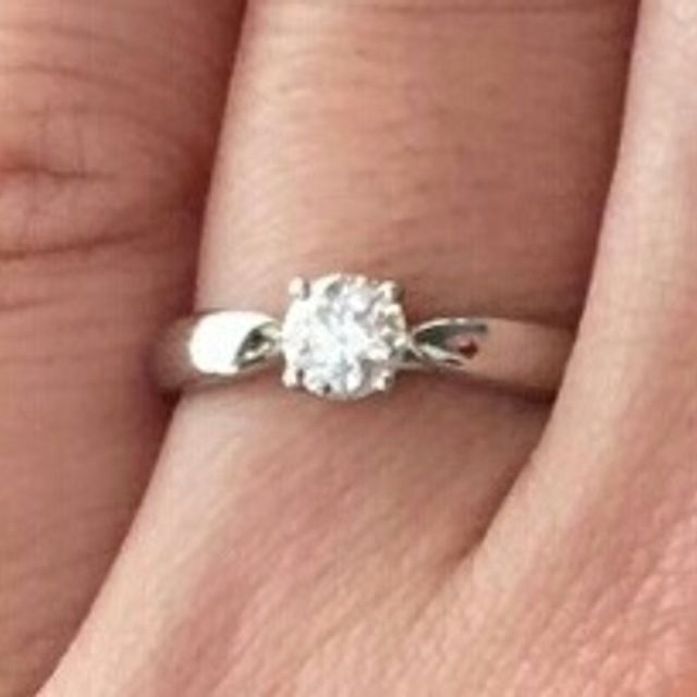 【ティファニー(Tiffany & Co.)の口コミ】 シンプルなデザインと、控えめな爪のつきかたでしょうか。リング自体が中…