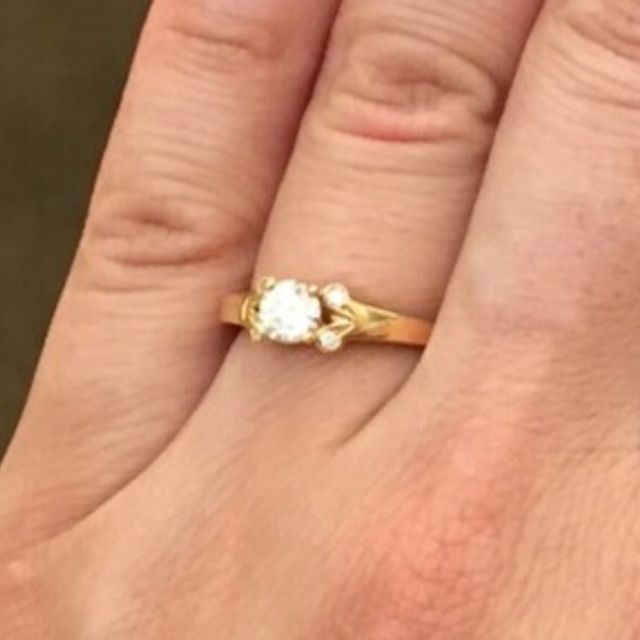 【カルティエ(Cartier)の口コミ】 婚約指輪にしては珍しいイエローゴールドです。他にもプラチナや、確かピ…