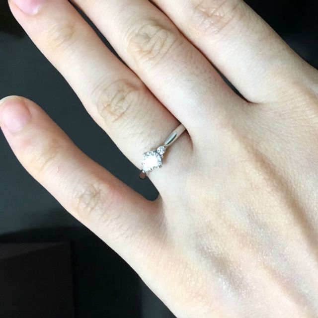 【俄(にわか)の口コミ】 すずらんをイメージしたという可憐な雰囲気の指輪であり、金属の素材はプ…