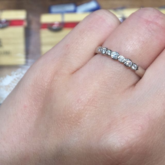 【PILOT BRIDAL(パイロットブライダル)の口コミ】 大小のダイヤが7つならびレースのように見えるデザインが大変かわいいです…