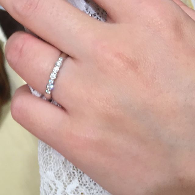 【PILOT BRIDAL(パイロットブライダル)の口コミ】 大小のダイヤが7つならびレースのように見えるデザインが大変かわいいです…