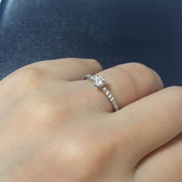 【ROYAL ASSCHER(ロイヤル・アッシャー)の口コミ】 王道的な婚約指輪の形でありながら、繊細でかわいらしい感じがしたところ…