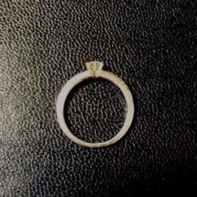 【ROYAL ASSCHER(ロイヤル・アッシャー)の口コミ】 王道的な婚約指輪の形でありながら、繊細でかわいらしい感じがしたところ…