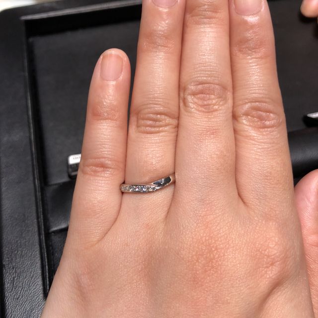 【ラザール ダイヤモンド(LAZARE DIAMOND)の口コミ】 小さいダイヤが暗いところでもキラキラ輝いて綺麗だったのと、指が細く見…