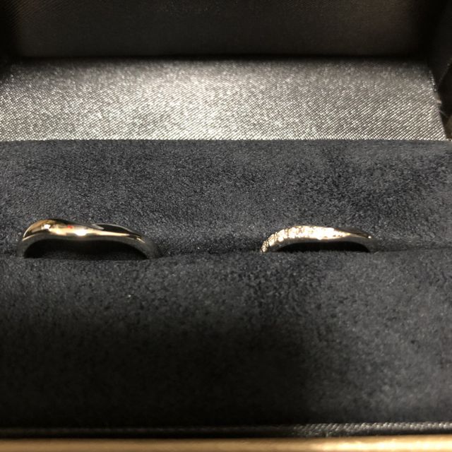 【ラザール ダイヤモンド(LAZARE DIAMOND)の口コミ】 小さいダイヤが暗いところでもキラキラ輝いて綺麗だったのと、指が細く見…