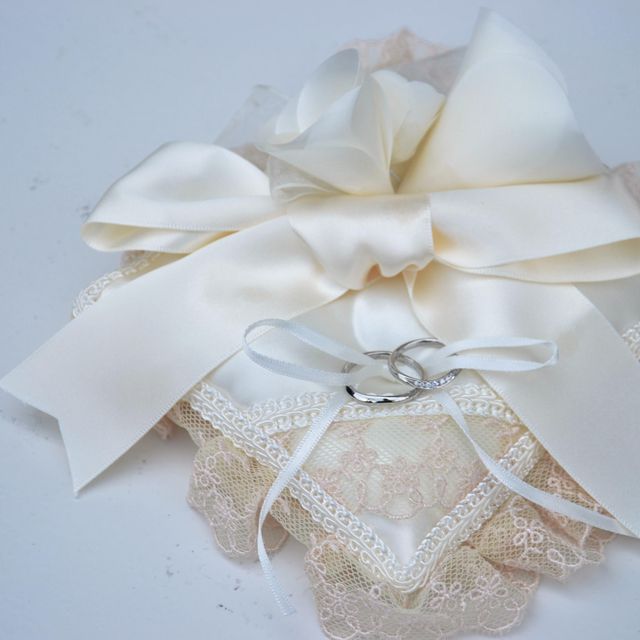 【ROYAL ASSCHER(ロイヤル・アッシャー)の口コミ】 婚約指輪と両方をつけたときに、きれいにマッチングするデザインであった…