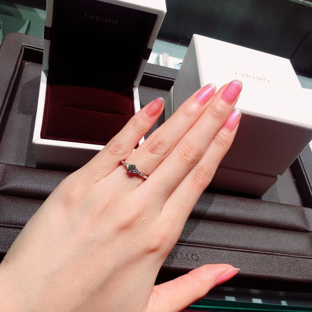 【アイプリモ(I-PRIMO)の口コミ】 細身だけどシンプルすぎず、中央のダイヤをしっかり主張できるストレート…