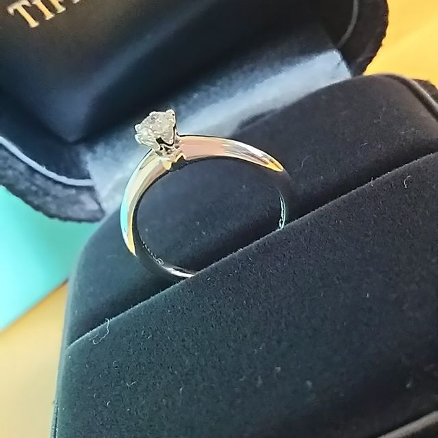 【ティファニー(Tiffany & Co.)の口コミ】 リングが細くて、女性らしいと思います。太いとごつい指輪みたいだし、ダ…