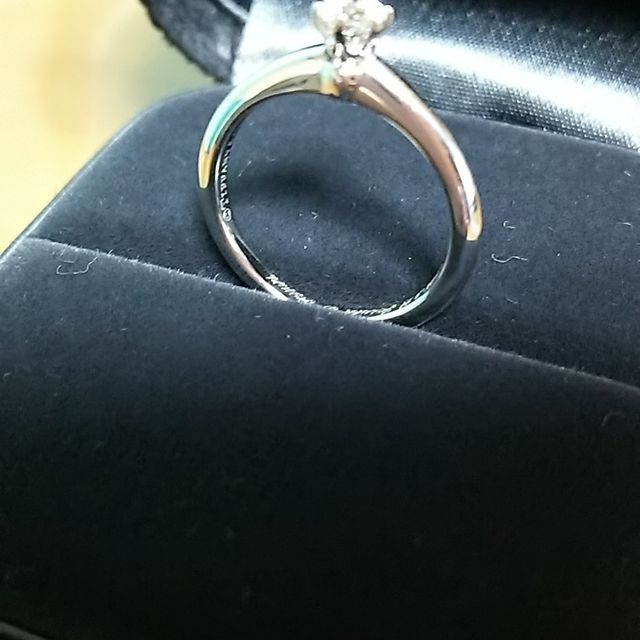 【ティファニー(Tiffany & Co.)の口コミ】 リングが細くて、女性らしいと思います。太いとごつい指輪みたいだし、ダ…