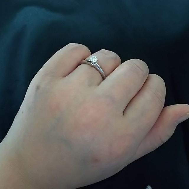 【ティファニー(Tiffany & Co.)の口コミ】 リングが細くて、女性らしいと思います。太いとごつい指輪みたいだし、ダ…